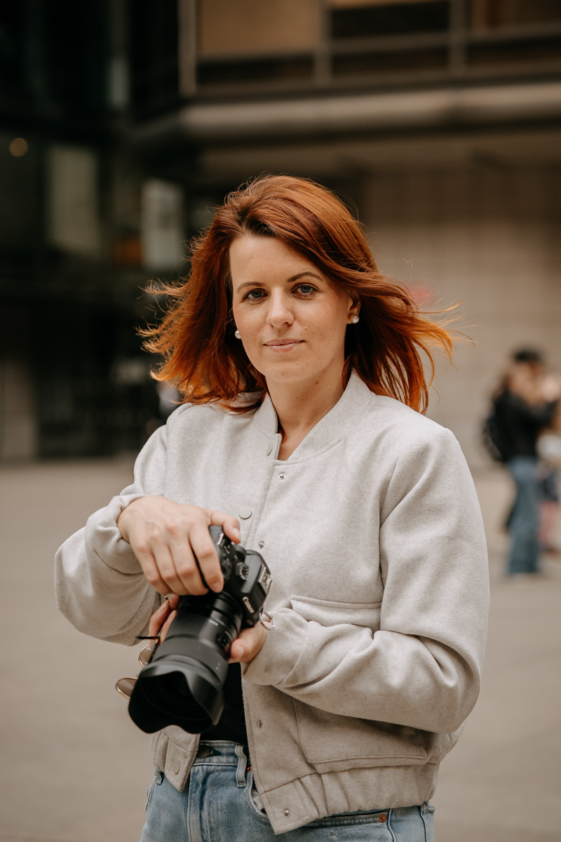 Žena stojící s fotoaparátem - Michala Petrášek fotografka