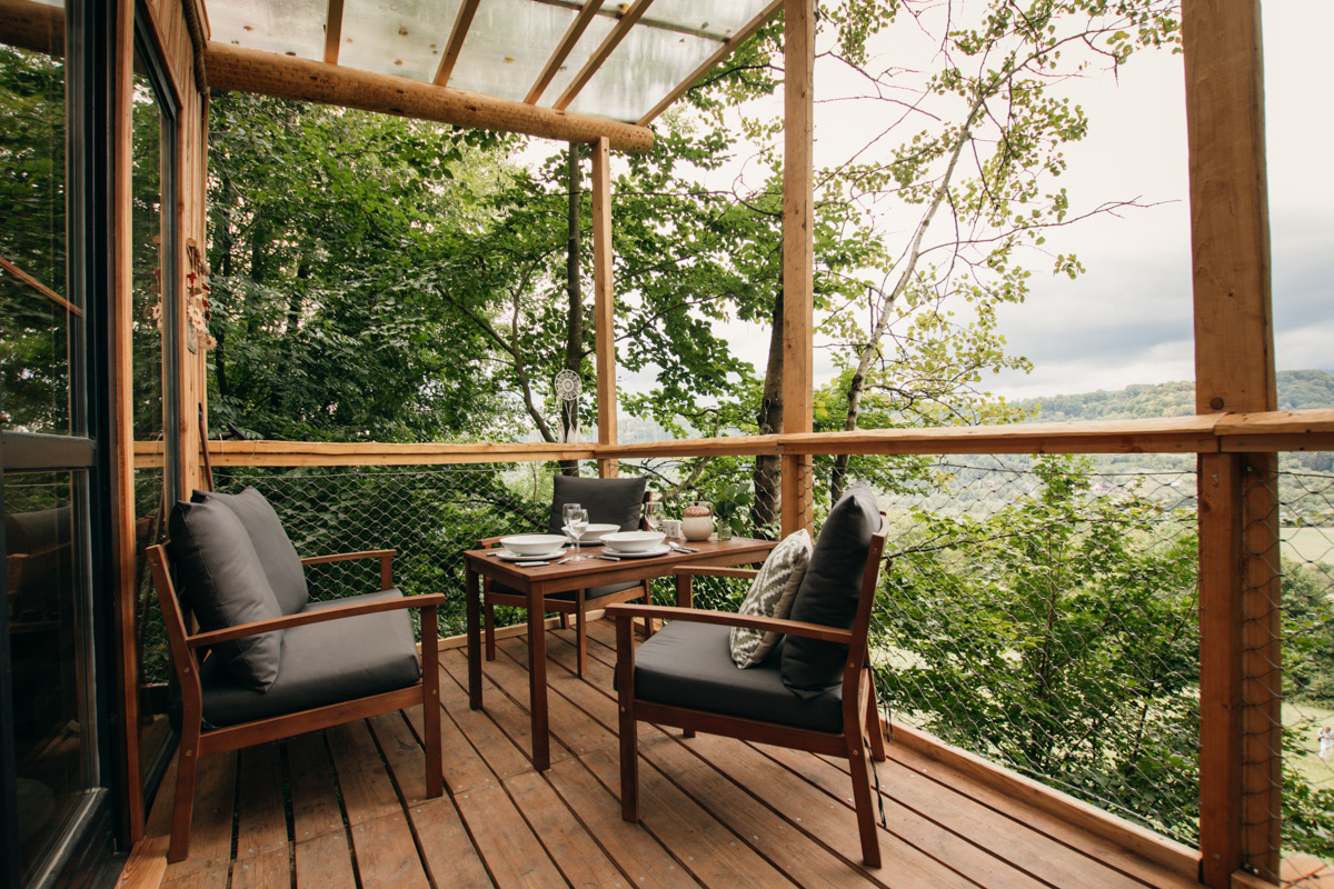 profesionální fotografie pro glamping - výhled na Krušné hory a terasa