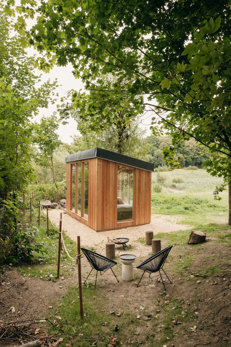 Lifestyle fotografie ubytování OOTOOLNO Země – dřevěný tiny house v přírodě, fotografie exteriéru a okolní atmosféry.