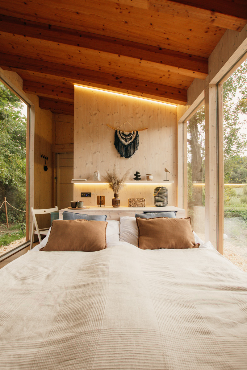 Fotografie interiéru OOTOOLNO Země – útulný glamping v přírodě s výhledem do zeleně, autentická fotografie ubytování.