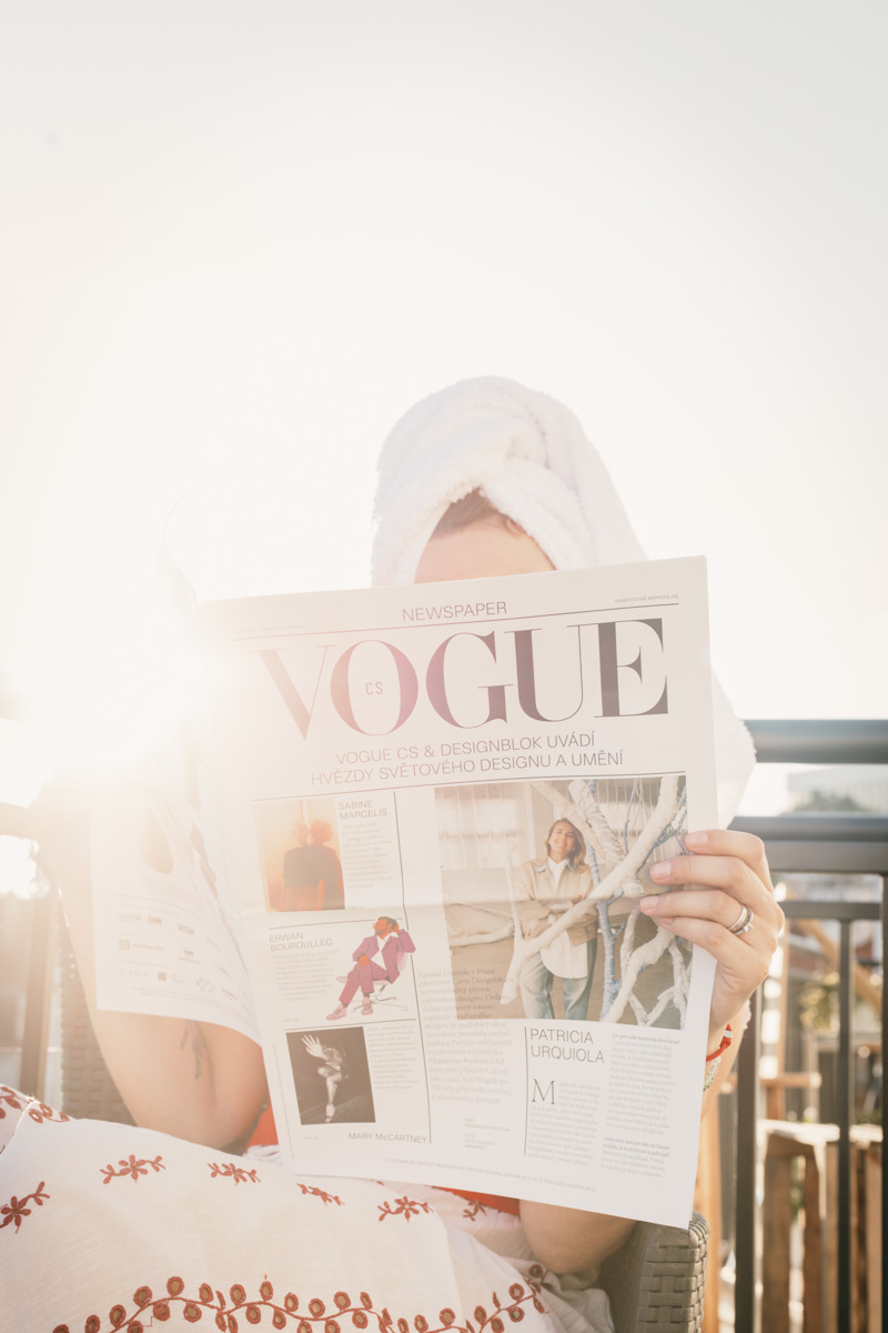 Lifestyle fotografie ubytování v Praze u Vyšehradu – host si užívá ranní slunce na terase, autentická atmosféra ubytování.