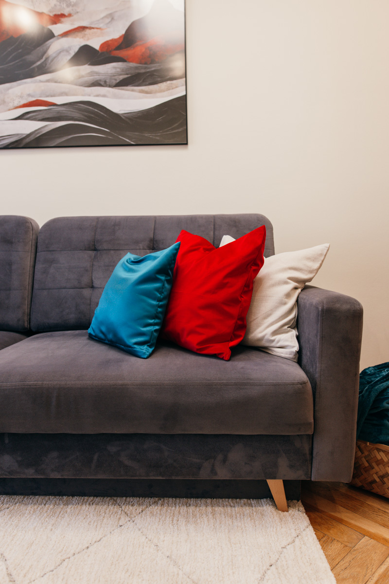 Fotografie interiéru Airbnb mezonetu – moderní obývací prostor s výraznými barvami a designovými detaily.